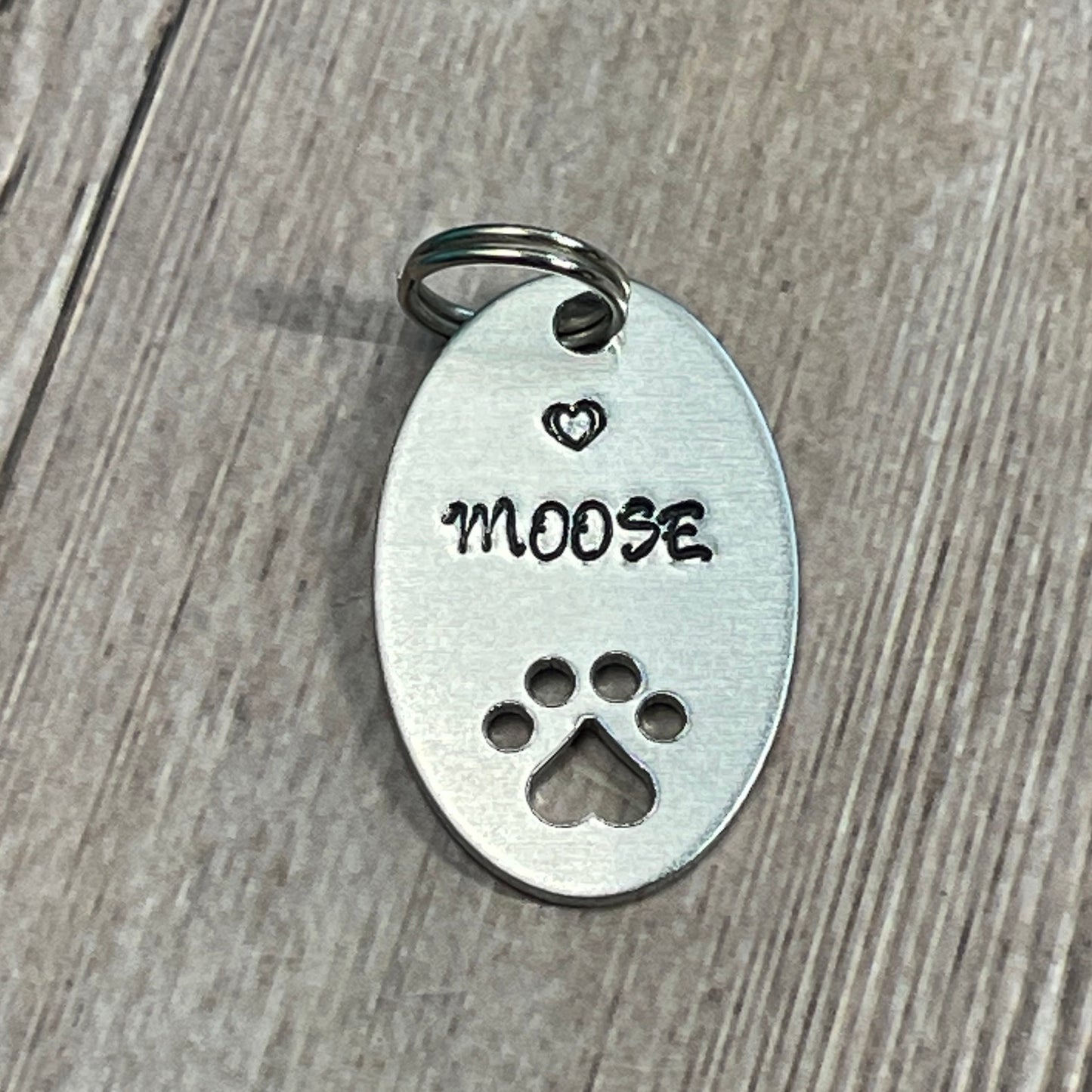 ROUND KEYCHAIN WITH PAW PRINT